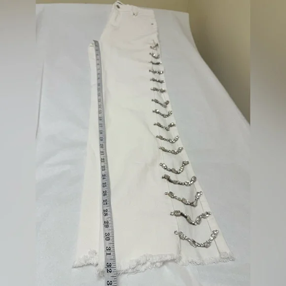 💥AKIRA Diamonds Metal Slit Raw Hem White Denim 💥 - Picture 9 of 14